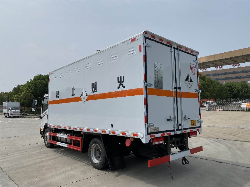 成都到克拉瑪依危險品運輸